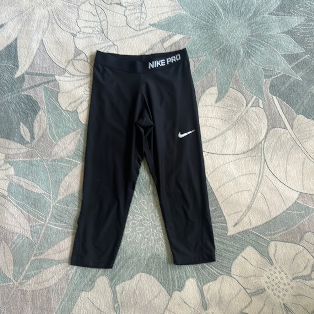 Kids - Girls XL NIKE pro Dri-Fit Capri leggings. Great condition. PF/SF home.